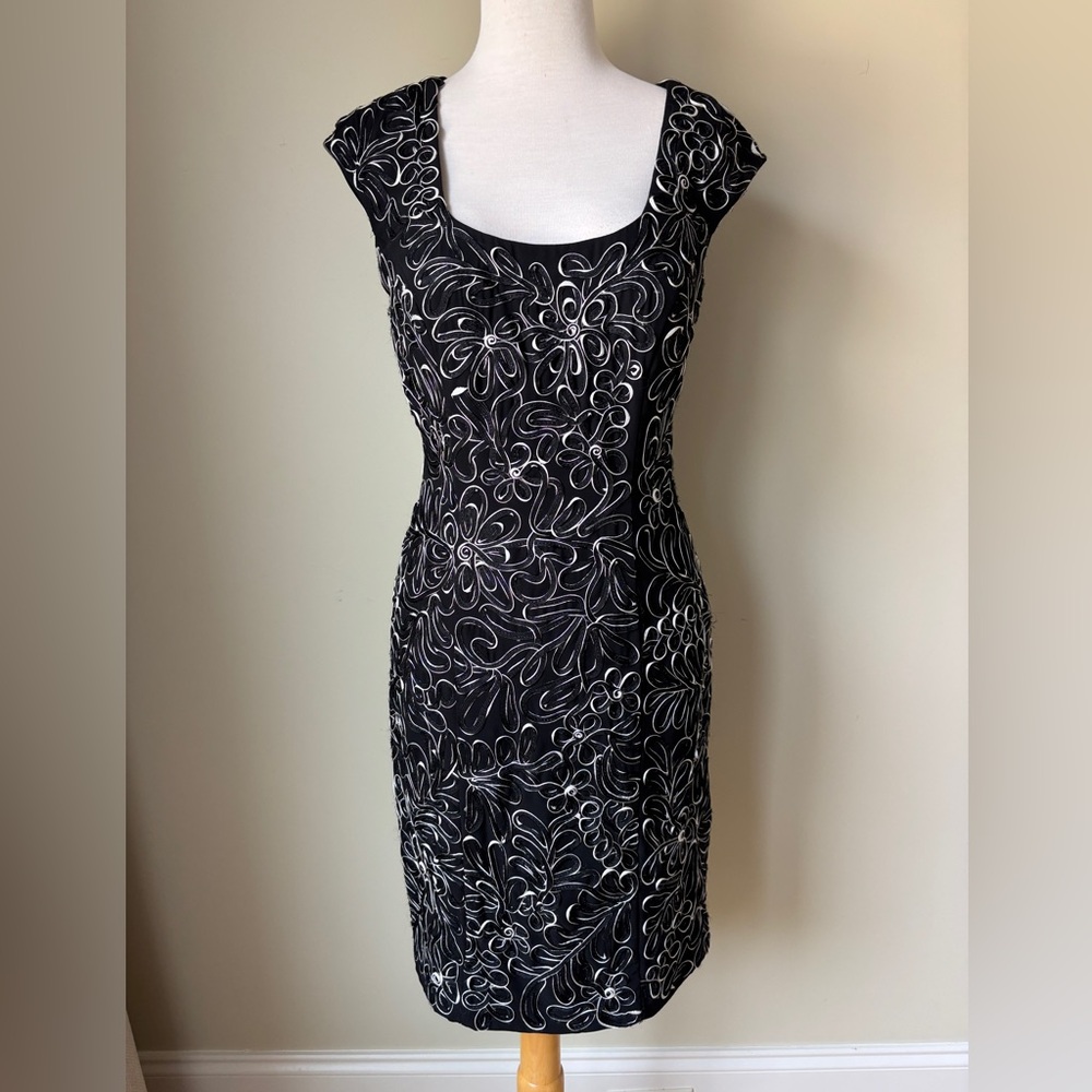 Sue Wong Black White Ribbon Appliqué Wiggle Sheath Scoop Neck Dress